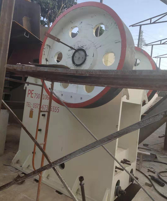 PE750×1060顎破機(jī)工作現(xiàn)場(chǎng)