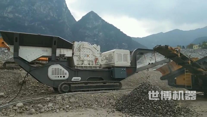 履帶式破碎站粉碎建筑垃圾現(xiàn)場圖