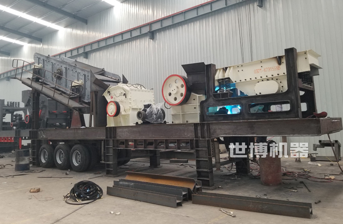 四全一移動車配置顎破+細(xì)碎機(jī)+振動篩